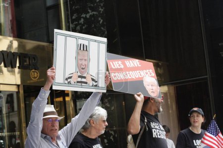 Téléchargez les photos : Manifestation en faveur de l'acte d'accusation de Trump à la tour Trump. 02 août 2023, New York, États-Unis : Une poignée de manifestants se sont rassemblés devant la tour Trump pour soutenir le troisième acte d'accusation de Trump par l'avocat spécial Jack Smith - en image libre de droit