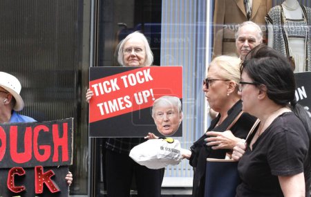 Téléchargez les photos : Manifestation en faveur de l'acte d'accusation de Trump à la tour Trump. 02 août 2023, New York, États-Unis : Une poignée de manifestants se sont rassemblés devant la tour Trump pour soutenir le troisième acte d'accusation de Trump par l'avocat spécial Jack Smith - en image libre de droit