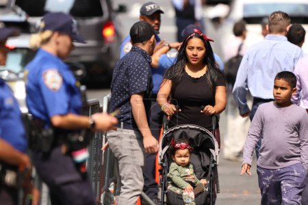 Téléchargez les photos : Migrants Crisis in New York Due to lack of Enough Shelter. 03 août 2023, New York, États-Unis : En raison de l'afflux de près de 100 000 migrants depuis 2022, la ville de New York est actuellement confrontée à la surpopulation et au manque d'abri pour eux. - en image libre de droit