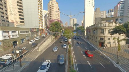 Foto de Tráfico pesado de vehículos en Sao Paulo. Agosto 04, 2023, Sao Paulo, Brasil: El tráfico pesado de vehículos en el corredor norte-sur, Av 23 de Maio en la altura del túnel Vale do Anhangabau, en la región central de Sao Paulo el viernes (04) - Imagen libre de derechos