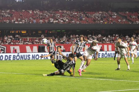 Photo for Sao Paulo (SP), Brazil 08/06/2023 - Throw during the match between Sao Paulo and Atletico Mineiro valid for the Brazilian Championship this Sunday afternoon (06) at Cicero Pompei de Toledo stadium , Morumbi - Royalty Free Image