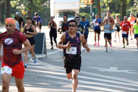 Foto de El Comic Run 5K o 10k en Central Park. 05 de agosto 2023, Nueva York, Estados Unidos: La carrera de cómics 5K o 10K tuvo lugar el domingo por la mañana (06), con corredores vestidos con disfraces de su superhéroe o villano favorito. - Imagen libre de derechos