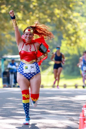Téléchargez les photos : Le Comic Run 5K ou 10K à Central Park. 05 août 2023, New York, USA : La course Comic Run 5K ou 10K a eu lieu le dimanche matin (06), avec des coureurs vêtus des costumes de leur super-héros ou méchant préféré. - en image libre de droit