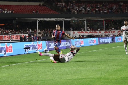 Photo for Sao Paulo (SP), Brazil 08/10/2023 - Throw during the match between Sao Paulo and San Lourenzo of Argentina valid for the Copa Sul Americana this Thursday night (10) at Morumbi Stadium , south zone of Sao Paulo. - Royalty Free Image
