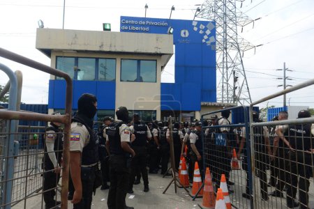 Photo for Police Operation at Zonal Penitentiary No 8, Due to Assassination of popular Presidential Candidate, Fernando Villavicencio. August 12, 2023, Guayaquil, Ecuador:  A joint force of 4,000 Police men and Armed Forces - Royalty Free Image