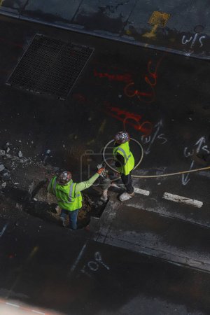 Téléchargez les photos : (NOUVEAU) Des travailleurs remplacent des conduites de gaz à Manhattan. 11 août 2023, New York, États-Unis : Des travailleurs travaillent au remplacement de conduites de gaz sur la rue W46 entre la 6e Avenue et la 7e Avenue, à Manhattan, New York. - en image libre de droit