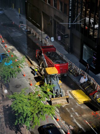 Foto de (NUEVO) Trabajadores reemplazando tubería de gas en Manhattan. 11 de agosto de 2023, Nueva York, Estados Unidos: Se ve a los trabajadores trabajando en la sustitución de tuberías de gas en la calle W46 entre la 6ª Avenida y la 7ª Avenida, en Manhattan, Nueva York. - Imagen libre de derechos