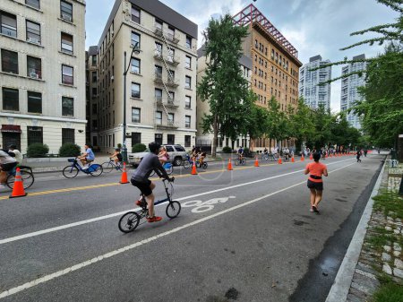 Téléchargez les photos : 2023 Summer Streets New York. 12 août 2023, New York, USA : Les rues d'été 2023 ont commencé dans les cinq arrondissements de New York, se déroulant certains samedis entre 7h et 13h, où les gens peuvent jouer, marcher et faire du vélo - en image libre de droit