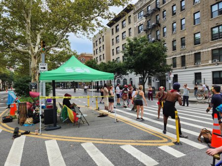 Téléchargez les photos : 2023 Summer Streets New York. 12 août 2023, New York, USA : Les rues d'été 2023 ont commencé dans les cinq arrondissements de New York, se déroulant certains samedis entre 7h et 13h, où les gens peuvent jouer, marcher et faire du vélo - en image libre de droit
