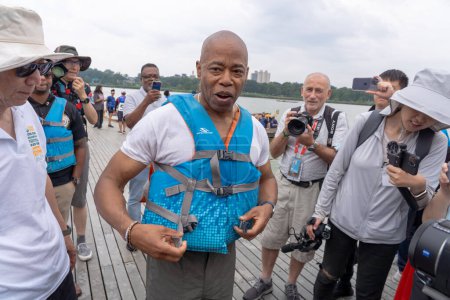 Téléchargez les photos : Hong Kong Dragon Boat Festival à New York (HKDBF-NY). 12 août 2023, New York, New York, USA : Le maire de New York Eric Adams porte un gilet de sauvetage lors du 31ème Hong Kong Dragon Boat Festival à New York (HKDBF-NY) - en image libre de droit