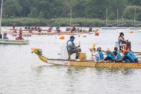 Téléchargez les photos : Hong Kong Dragon Boat Festival à New York (HKDBF-NY). 12 août 2023, New York, New York, USA : Le maire de New York Eric Adams participe au 31e Hong Kong Dragon Boat Festival à New York (HKDBF-NY) au Flushing Meadows Corona Park - en image libre de droit