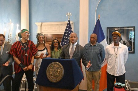 Foto de 50 años de HIP HOP Music. 11 de agosto de 2023, Nueva York, Nueva York, EE.UU. El alcalde Eric Adams conmemora 50 años de HIP HOP en la Mansión Gracie. Hip hop o hip-hop, también conocido como rap y anteriormente conocido como disco rap, es un género de música popular. - Imagen libre de derechos