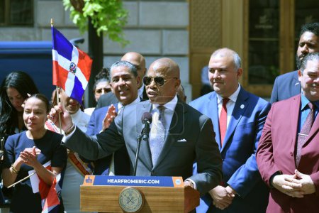 Photo for The raising of the Dominican Flag at Bowling Green Park. August 11, 2023, New York, USA: Dominican revolutionary group known as La Trinitaria emphasized its Christian heritage by placing a white cross on the background of the blue-red flag. - Royalty Free Image