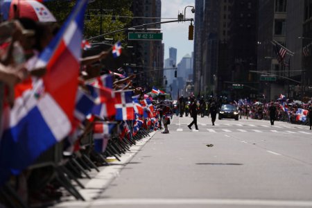 Foto de 41. Desfile del Día de República Dominicana 2023. 13 de julio de 2023, Nueva York, Estados Unidos: ¡Entra en las vibrantes calles de Nueva York mientras el 41º Desfile del Día de la República Dominicana de 2023 revive! Con estimados invitados incluyendo al senador Chuck Schumer - Imagen libre de derechos