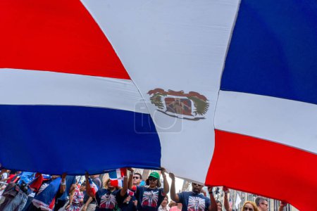 Foto de 41º Desfile Nacional Dominicano 2023. 13 de agosto de 2023, Nueva York, Nueva York, Estados Unidos: Los participantes marchan con una gran bandera de República Dominicana en el Desfile del Día Dominicano en la Sexta Avenida el 13 de agosto de 2023 en la ciudad de Nueva York. - Imagen libre de derechos