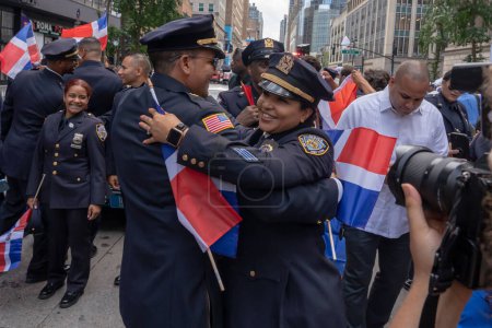 Foto de 41º Desfile Nacional Dominicano 2023. 13 de agosto de 2023, Nueva York, Nueva York, Estados Unidos: Oficiales del Departamento de Policía de Nueva York (NYPD) bailan en el Desfile del Día Dominicano en la Sexta Avenida el 13 de agosto de 2023 en la ciudad de Nueva York. El Desfile Nacional Dominicano - Imagen libre de derechos