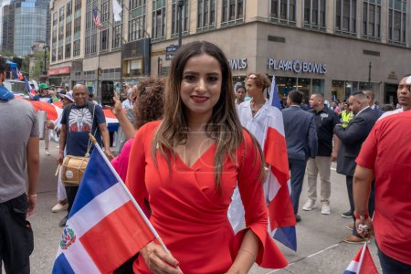 Foto de 41º Desfile Nacional Dominicano 2023. 13 de agosto de 2023, Nueva York, Nueva York, Estados Unidos: Jenifer Rajkumar, miembro de la Asamblea del Estado de Nueva York, posa en el Desfile del Día Dominicano en la Sexta Avenida el 13 de agosto de 2023 en la Ciudad de Nueva York. - Imagen libre de derechos