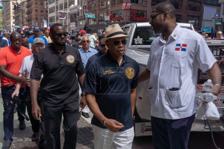 Foto de 41º Desfile Nacional Dominicano 2023. 13 de agosto de 2023, Nueva York, Nueva York, Estados Unidos: El alcalde de la ciudad de Nueva York Eric Adams llega al Desfile del Día Dominicano en la Sexta Avenida el 13 de agosto de 2023 en la ciudad de Nueva York. - Imagen libre de derechos