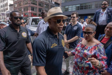 Foto de 41º Desfile Nacional Dominicano 2023. 13 de agosto de 2023, Nueva York, Nueva York, Estados Unidos: El alcalde de la ciudad de Nueva York Eric Adams llega al Desfile del Día Dominicano en la Sexta Avenida el 13 de agosto de 2023 en la ciudad de Nueva York. - Imagen libre de derechos