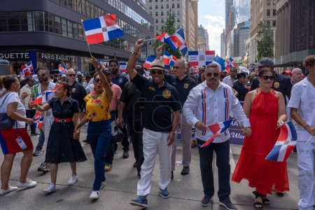 Foto de 41º Desfile Nacional Dominicano 2023. 13 de agosto de 2023, Nueva York, Nueva York, Estados Unidos: El alcalde de la ciudad de Nueva York Eric Adams y el comisionado de policía Edward Caban marchan por la Sexta Avenida en el Desfile del Día Dominicano en la Sexta Avenida el 13 de agosto de 2023 en Nueva York - Imagen libre de derechos