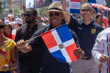 Foto de 41º Desfile Nacional Dominicano 2023. 13 de agosto de 2023, Nueva York, Nueva York, Estados Unidos: El alcalde de la ciudad de Nueva York Eric Adams marcha por la Sexta Avenida en el Desfile del Día Dominicano en la Sexta Avenida el 13 de agosto de 2023 en la ciudad de Nueva York. - Imagen libre de derechos