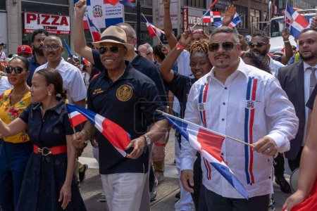 Foto de 41º Desfile Nacional Dominicano 2023. 13 de agosto de 2023, Nueva York, Nueva York, Estados Unidos: El alcalde de la ciudad de Nueva York Eric Adams y el comisionado de policía Edward Caban marchan por la Sexta Avenida en el Desfile del Día Dominicano en la Sexta Avenida el 13 de agosto de 2023 en Nueva York - Imagen libre de derechos