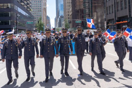 Foto de 41º Desfile Nacional Dominicano 2023. 13 de agosto de 2023, Nueva York, Nueva York, Estados Unidos: Oficiales de la Policía Nacional de República Dominicana marchan por la Sexta Avenida en el Desfile del Día Dominicano en la Sexta Avenida el 13 de agosto de 2023 en la Ciudad de Nueva York. - Imagen libre de derechos