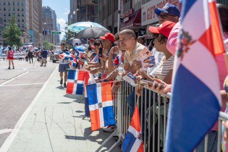 Foto de 41º Desfile Nacional Dominicano 2023. 13 de agosto de 2023, Nueva York, Nueva York, Estados Unidos: Espectadores con banderas de la República Dominicana observan a los manifestantes en el Desfile del Día Dominicano en la Sexta Avenida el 13 de agosto de 2023 en la ciudad de Nueva York. - Imagen libre de derechos