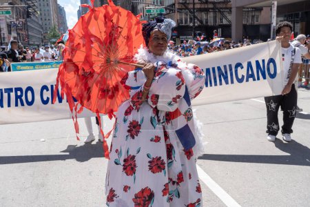 Foto de 41º Desfile Nacional Dominicano 2023. 13 de agosto de 2023, Nueva York, Nueva York, Estados Unidos: Marchas de participantes en el Desfile del Día Dominicano en la Sexta Avenida el 13 de agosto de 2023 en la ciudad de Nueva York. - Imagen libre de derechos
