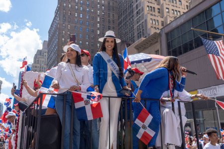 Foto de 41º Desfile Nacional Dominicano 2023. 13 de agosto de 2023, Nueva York, Nueva York, Estados Unidos: Los participantes montan una carroza en el Desfile del Día Dominicano en la Sexta Avenida el 13 de agosto de 2023 en la ciudad de Nueva York. - Imagen libre de derechos