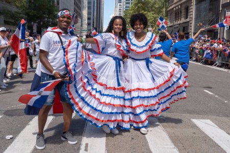Foto de 41º Desfile Nacional Dominicano 2023. 13 de agosto de 2023, Nueva York, Nueva York, Estados Unidos: Los participantes marchan por la Sexta Avenida en el Desfile del Día Dominicano en la Sexta Avenida el 13 de agosto de 2023 en la ciudad de Nueva York. - Imagen libre de derechos