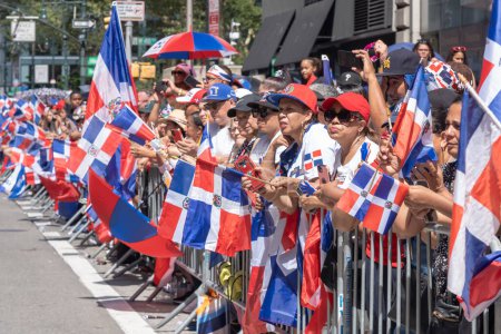 Téléchargez les photos : 41e défilé national de la fête dominicaine 2023. 13 août 2023, New York, New York, États-Unis : Des spectateurs avec des drapeaux de la République dominicaine regardent les manifestants au défilé de la fête dominicaine sur la 6e Avenue le 13 août 2023 à New York. - en image libre de droit