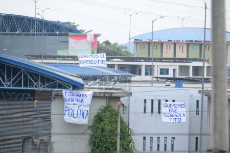 Foto de Presos protestan y exigen el regreso de Fito a la Zona Penitenciaria 8. 14 de agosto de 2023, Guayaquil, Ecuador: Las personas privadas de libertad en la zona penitenciaria 8 centro de detención salieron a los tejados - Imagen libre de derechos