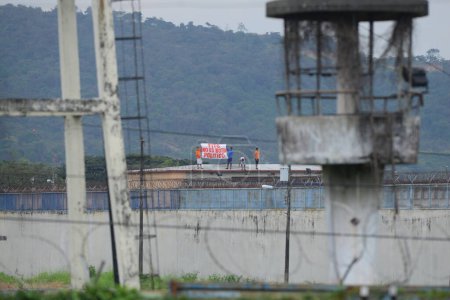 Téléchargez les photos : Manifestation des prisonniers et demande le retour de Fito dans la zone pénitentiaire 8. 14 août 2023, Guayaquil, Équateur : Des personnes privées de liberté dans le centre de détention de la zone pénitentiaire 8 sont sorties sur les toits - en image libre de droit
