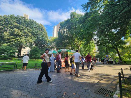 Téléchargez les photos : Mouvement à Central Park ce lundi très chaud. 14 août 2023. New York, États-Unis : Il y a eu beaucoup de mouvement en fin d'après-midi lundi (14), à Central Park à New York aux États-Unis. Avec la chaleur atteignant 30 degrés - en image libre de droit