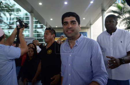 Foto de Candidato presidencial de Ecuador Otto Sonnenholzner habla a la prensa en el aeropuerto de Olmedo - Imagen libre de derechos
