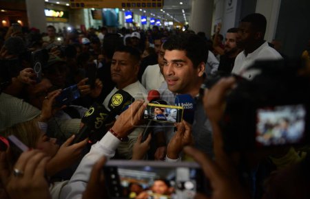 Téléchargez les photos : Le candidat à la présidence équatorienne Otto Sonnenholzner s'adresse à la presse à l'aéroport d'Olmedo - en image libre de droit