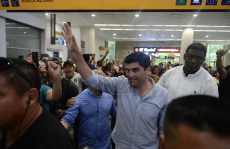 Téléchargez les photos : Le candidat à la présidence équatorienne Otto Sonnenholzner s'adresse à la presse à l'aéroport d'Olmedo - en image libre de droit