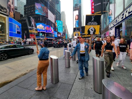 Foto de SAG-AFTRA en huelga en Times Square. 15 de agosto de 2023, Nueva York, Estados Unidos: SAG-AFTRA celebró un mitin de huelga en Times Square el martes (15) por la mañana, exigiendo un mejor salario y mejores condiciones de trabajo. - Imagen libre de derechos