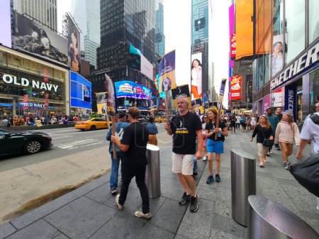 Téléchargez les photos : SAG-AFTRA en grève à Times Square. 15 août 2023, New York, USA : SAG-AFTRA a organisé un rassemblement de grève à Times Square le mardi (15) matin, exigeant une meilleure rémunération et de meilleures conditions de travail. - en image libre de droit