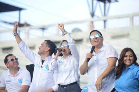 Téléchargez les photos : (INT) La candidate à la présidence équatorienne, Luisa Gonzalez, pendant la campagne. 17 août 2023, Guayaquil, Equateur : Clôture de la campagne de la candidate à la présidence équatorienne, Luisa Gonzalez, accompagnée de son partenaire Andres Arauz - en image libre de droit