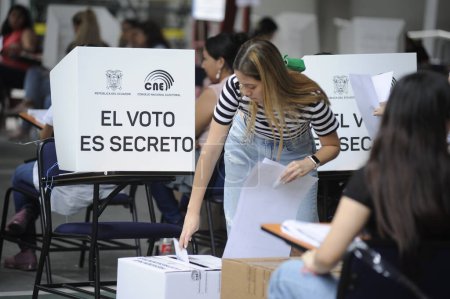 Téléchargez les photos : Vote lors des élections en Équateur. 20 août 2023, Guayaquil, Équateur : Les Équatoriens exercent leur droit de vote dans différentes parties des universités et collèges de Guayaquil alors qu'ils votent pour élire le nouveau président du pays. - en image libre de droit
