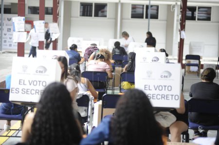 Téléchargez les photos : Vote lors des élections en Équateur. 20 août 2023, Guayaquil, Équateur : Les Équatoriens exercent leur droit de vote dans différentes parties des universités et collèges de Guayaquil alors qu'ils votent pour élire le nouveau président du pays. - en image libre de droit