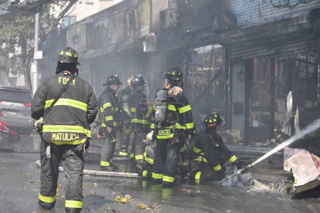 Photo for 5-alarm fire in Brooklyn, New York. August 20, 2023, Brooklyn, New York, USA: 5-alarm fire damages several stores on Lee Avenue in Brooklyn, New York on Sunday. Several firefighters were injured and several structures were engulfed in flames - Royalty Free Image