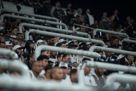 Foto de Brasil, Sao Paulo - 22 de agosto de 2023: hinchas en el partido entre corintios y estudiantes, válido para la primera etapa de los cuartos de final de la Copa Conmebol Sudamericana 2023, celebrada en el Neo Quimica Arena, en la zona este de S - Imagen libre de derechos