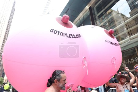 Téléchargez les photos : Journée internationale Go Topless à New York. 26 août 2023, New York, USA : Une organisation américaine fondée en 2007 par le chef spirituel Rael, a organisé une marche Go Topless à New York - en image libre de droit