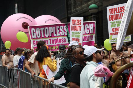 Téléchargez les photos : Journée internationale Go Topless à New York. 26 août 2023, New York, USA : Une organisation américaine fondée en 2007 par le chef spirituel Rael, a organisé une marche Go Topless à New York - en image libre de droit