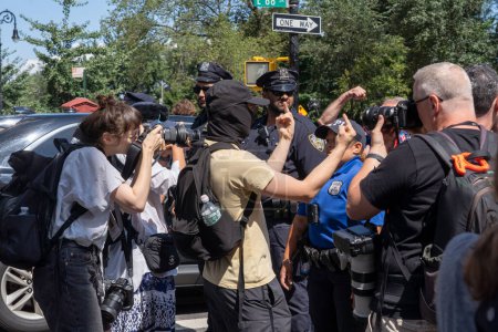 Photo for Protesters Clash Over Migrant Crisis Outside Gracie Mansion. August 27, 2023, New York, New York, USA: Pro and anti-migrant protestors face-off at an anti-migrant rally and protest outside of Gracie Mansion on August 27, 2023 in New York City. - Royalty Free Image