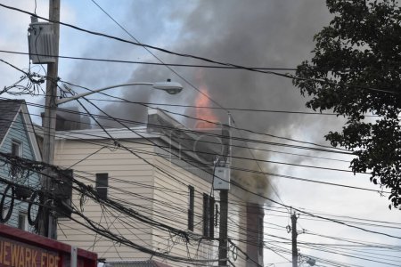 Téléchargez les photos : Feu à deux alarmes à Newark, New Jersey. 29 août 2023, Newark, New Jersey, États-Unis : Des pompiers ont combattu des flammes qui ont éclaté dans une maison multifamiliale après un incendie à Newark, New Jersey. - en image libre de droit