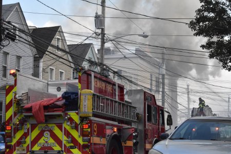 Téléchargez les photos : Feu à deux alarmes à Newark, New Jersey. 29 août 2023, Newark, New Jersey, États-Unis : Des pompiers ont combattu des flammes qui ont éclaté dans une maison multifamiliale après un incendie à Newark, New Jersey. - en image libre de droit